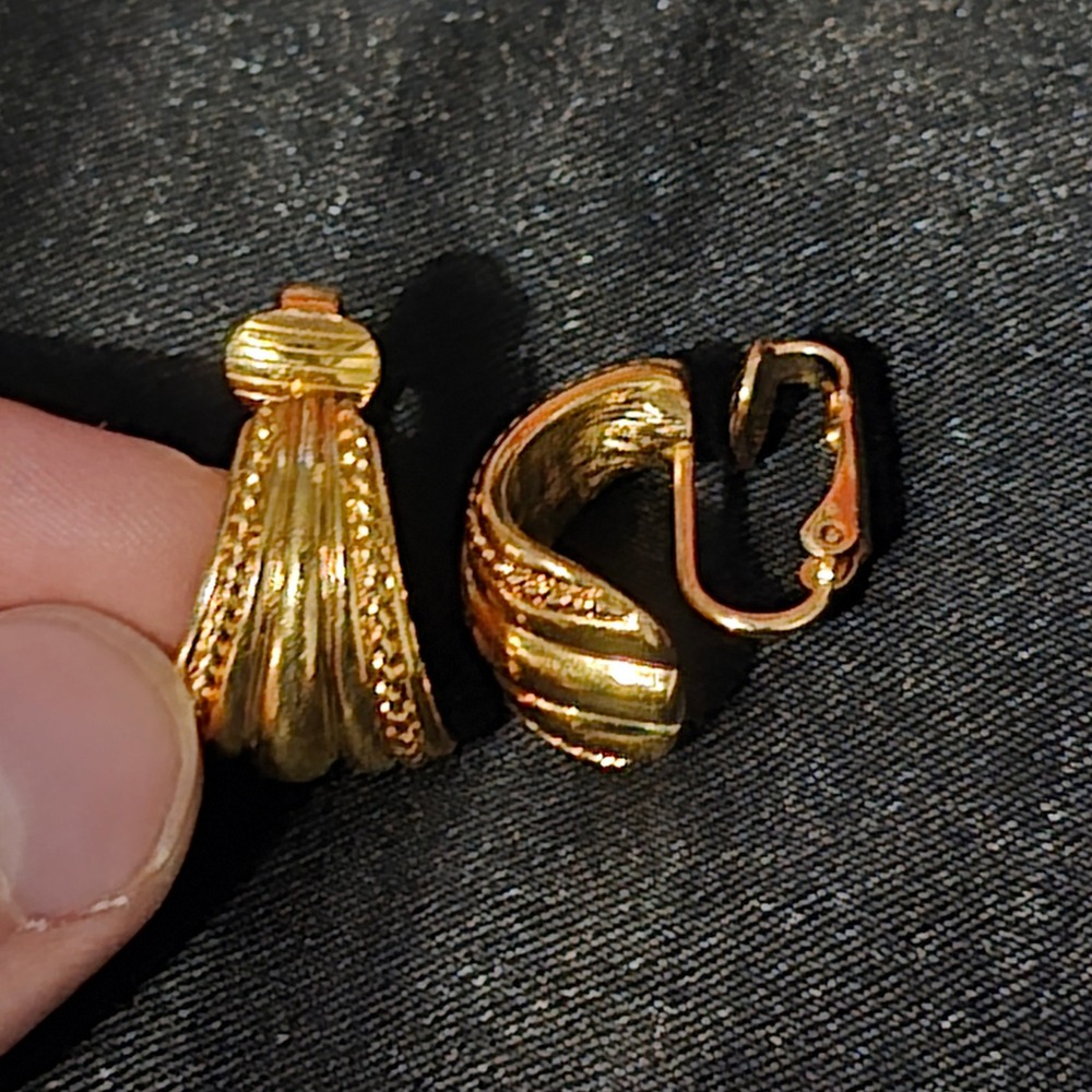 Jewelry OS Clip On Earrings Womens Gold VTG Ribbed J Hoop Textured